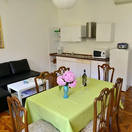 Charming 2 Min From The Apartment *